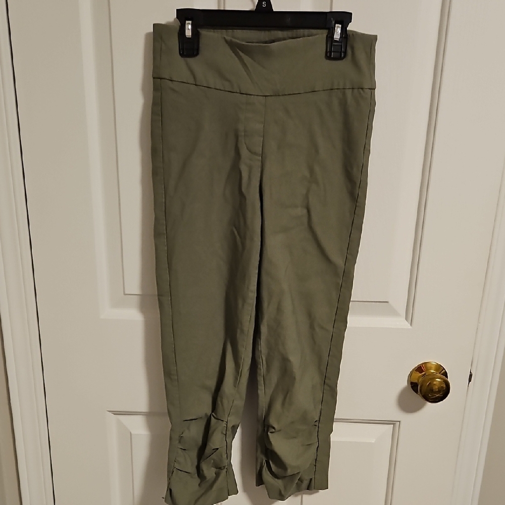 💖$5 Add To Bundle Suzy Shier Green Cropped Capri Pants💖
